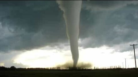 Câmera de carro filma tornado devastador