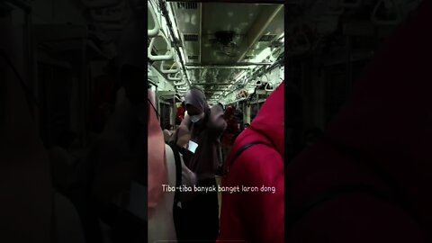 SERBUAN LARON DI DALAM GERBONG COMMUTER LINE TUJUAN KE BOGOR