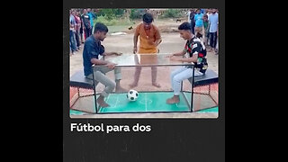 Insólita manera de jugar al fútbol