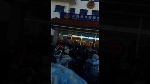 People in HeBei Protest Against Road Closure Due to CCP Virus 疫情爆發 北京封國道 河北逾千民齊吼：放行