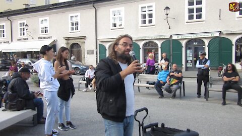 Ein Ungarischer Mathematiker hält eine Rede nach dem Protestmarsch in Salzburg