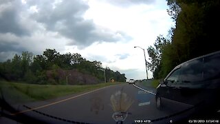 Bully during zipper merge gets instant karma