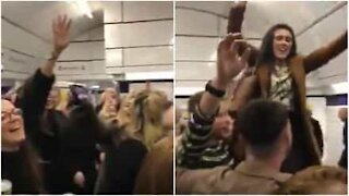 Tutti in coro appassionatamente nella metro di Londra!