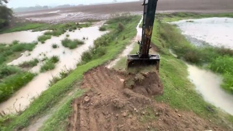 ESTOURANDO REPRESA💥 TRABALHANDO NA CHUVA 🌧 Escavadeira hidráulica op iago-8