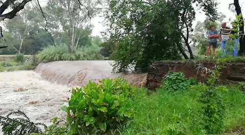 Rain causes flash flooding in Johannesburg (6dv)