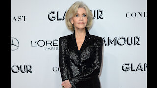Jane Fonda gets her COVID-19 jab