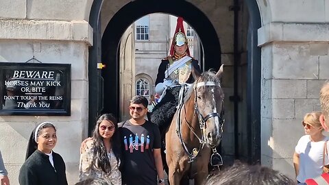 Ecxscus me no reins #horseguardsparade