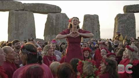 Stonehenge welcomes 8,000 visitors for the summer solstice