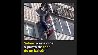 Vecino anónimo evita que una niña caiga de la cornisa de un balcón en una ciudad rusa