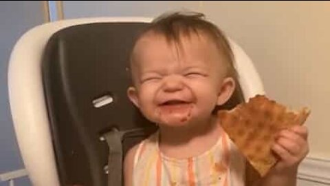 Bebê sorri depois de provar pizza