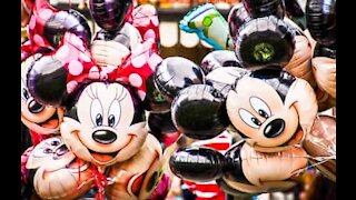Vendedor de balões luta contra o vento no Disney World