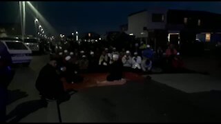 SOUTH AFRICA - Cape Town - Manenberg Iftaar (Video) (fjG)