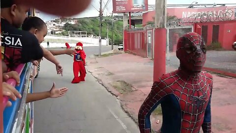 SUPER PULO NINJA DUPLO DO FOFÃO E HOMEM-ARANHA SUBINDO PELAS PAREDES NA CARRETA DA ALEGRIA TRIPLO X