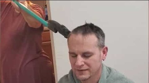 Homem corta o cabelo respeitando o distanciamento social