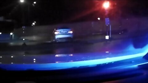BMW driver tries to outrun two policecars driving against traffic, red and more! Swedish pursuit!