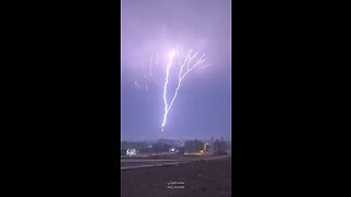 Incredible video shows massive lightning bolt striking Mecca Clock Tower building in Saudi Arabia