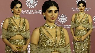 Janhiv Kapoor Sister Khushi Kapoor Looking Stunning In Golden Outfit Arrievs At Ambani's NMACC