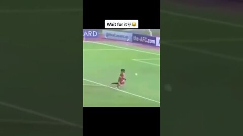 How does this happen🤣🤣🤣 #football #funnyfootball #footballfails #viral #funny