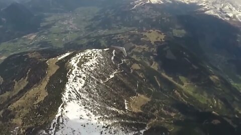 (Sport 8)/A glider circling the snowy mountains is like a fairyland