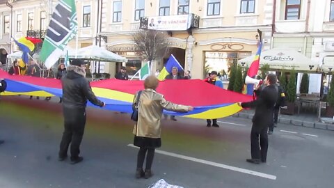 Noua Dreapta desfosoara un steag urias de 1 decembie 2019 Targu Mures