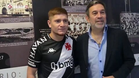 Leonardo Gil sendo apresentado ao Vasco