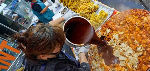 What a talent! Street cuisine from Korea: expert street snack producer works at breakneck speed