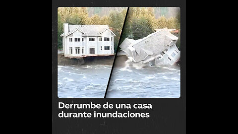 Una casa se derrumba sobre un río en medio de inundaciones