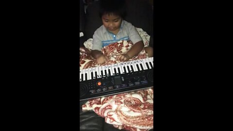 6-yr-old Jeck Rox singing and playing You Are My Sunshine w Lyrics on a toy piano #jeckrox #pianista