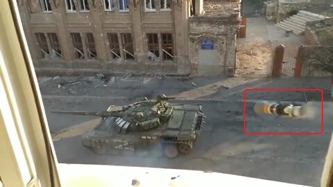 🔴 Ukraine War - Russian T-72 Tank Survives Close Ukrainain NLAW Ambush During Combat In Mariupol