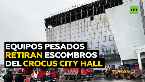 Equipos pesados desmantelan estructuras del Crocus City Hall de Moscú