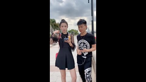 小伙子左看右看還是沒有看明白哎！每個女孩都不簡單啊@李涼涼️@分享哥模特現場【豪哥車模之家】