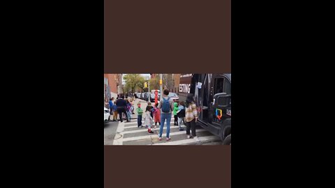 Guy stands up to C0VID THEATRE in SHITHOLE NYC