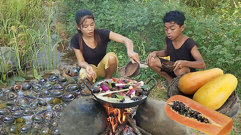 Adventure in forest: Snails boiled with chili sauce and ripe papaya for survival food