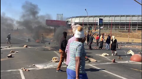 Protesters block roads with rocks and burning tyres in Mzimhlophe (Bgb)