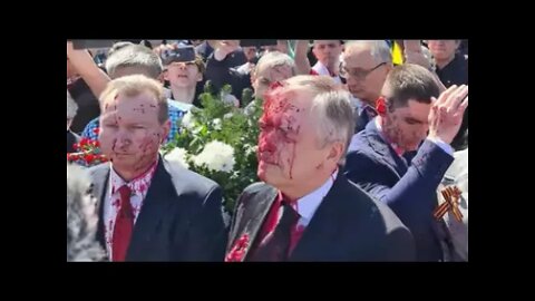 TINTA NELE ! Embaixador russo na Polónia é atacado com tinta durante homenagem