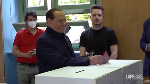 Gaffe di Berlusconi che ai seggi perde una scheda...