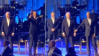 Joe Biden dragged off stage by Obama after freezing up again