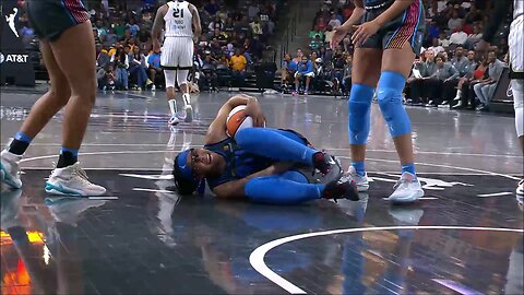 NASTY Ankle Roll Has Allisha Gray Helped Off Court Into Locker Room | Atlanta Dream vs Chicago Sky