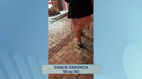 Madrugada de hoje: câmeras flagram cinco pessoas roubando joalheria na cidade de Guanhães
