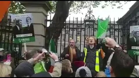 300 patriots outside the Dáil singing our "Amhrán na bhFiann"