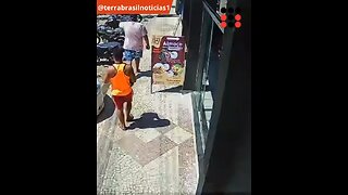 Guarda de trânsito municipal tenta apreender moto e leva surra; VEJA VÍDEO