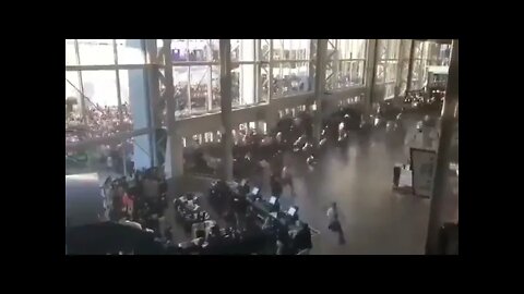 video making the rounds on social media claims show panicked crowd rush into the terminal at Kabul