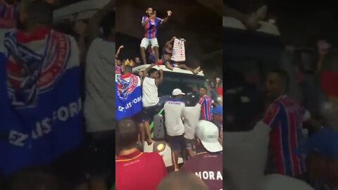 Torcida do Bahia comemorando loucamente a vitória sobre a Ponte Preta - Bahia 2x1 Ponte Preta