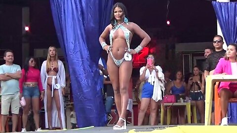 Model Alice Costa Ataíde walking the runway at the Garota Independência Terra Alta 2023 competition