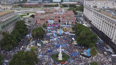 Argentina: Thousands take to streets to back government negotiations with IMF - 10.12.2021