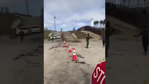 CURRENT EVENTS - VIEWER DISCRETION IS ADVISED! US Border Patrol Agents square off with suspected