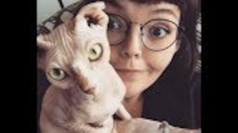 Woman Replaces Her Boyfriend With A Hairless Cat, And She’s Never Been Happier