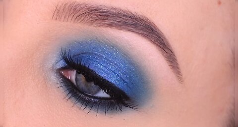 Blue eye make up