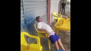 TOMOU UM BAITA SUSTO QUASE MORREU ( COISAS DE BOTECO ) ( MEME ) ( VIRALIZOU ) MEMES #shorts #rindo !