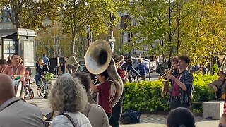 buskers in Paris